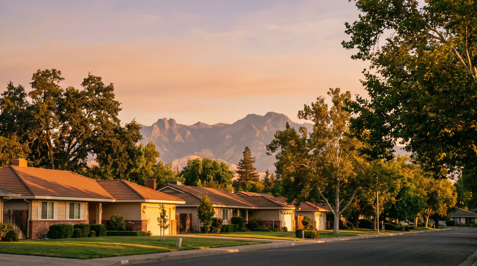Un vecindario tranquilo de Yuba City al atardecer con las Sutter Buttes al fondo